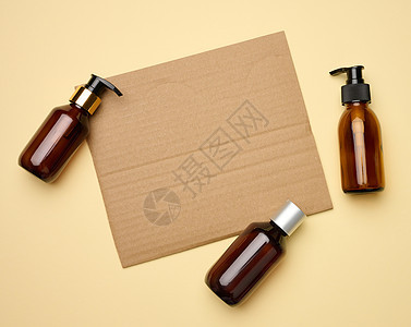 白棕色涂面纸和褐色玻璃瓶 带有喷洒器蜜蜂背景 包装用于凝胶 血清 广告和促销 天然有机产品背景图片