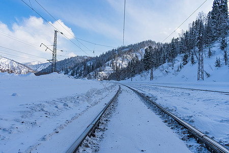 冬季山区之间的铁路过山道经过图片