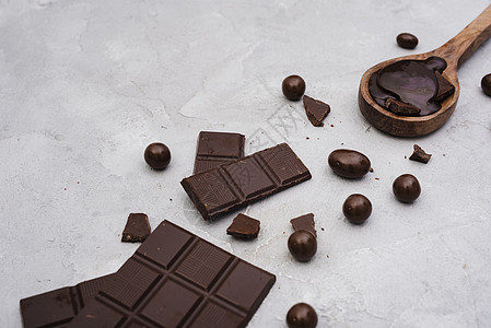 带有糖果的深巧克力巧克力棒 高品质美丽的照片概念图片