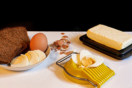 做早餐三明治 面包 黄油和鸡蛋切鸡蛋乡村食物烹饪桌子午餐厨房小吃美食营养图片