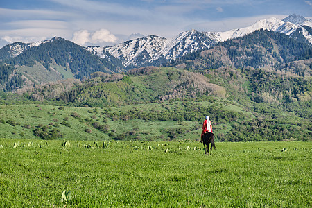 骑马穿传统服装的哈萨克女孩草原女士工作景观游牧民族自然保护区绿色摄影水平天空图片