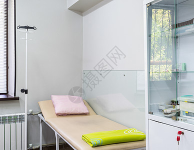 现代诊所的一间房间康复临床情况帮助病人卫生衣柜枕头医疗毯子图片