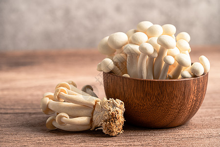 Shimeji 新鲜的白蘑菇 从亚洲到木碗美味植物营养素烹饪垂体菌类翻盖杂货店镶嵌美食图片
