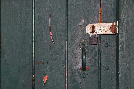 带闩锁和挂锁的彩绘旧门图片