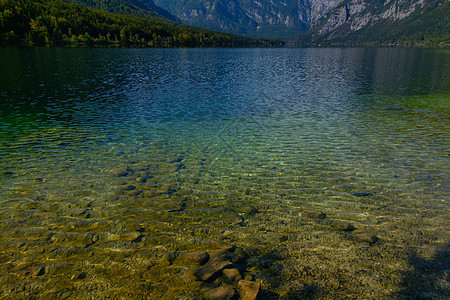 山湖中清澈的清澈水图片