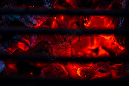 带有发光和燃烧的热木炭煤砖的烧烤坑木头火焰烹饪野餐烧伤煤球篝火壁炉烧烤架辉光图片