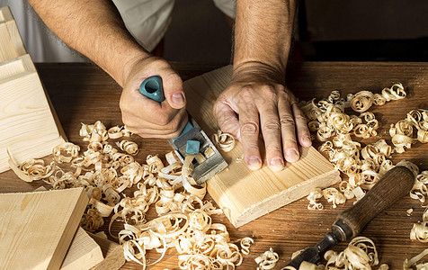 木匠用他的光手木头工作 高品质照片图片