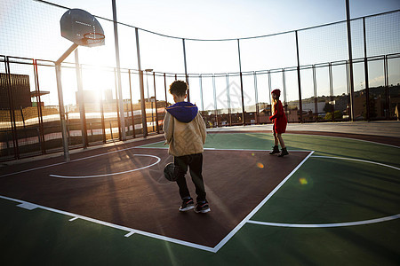 儿童在篮球场上打篮球图片