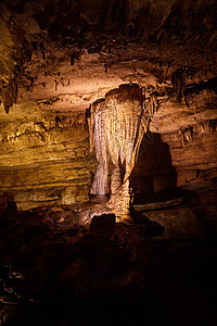 洞穴柱中连接的大型stalagmites和视图图片