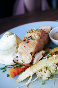 美味的鲑鱼 泥薯土豆和盘子里的蔬菜餐厅美食食物鱼片油炸红色养分牛扒食谱海鲜图片