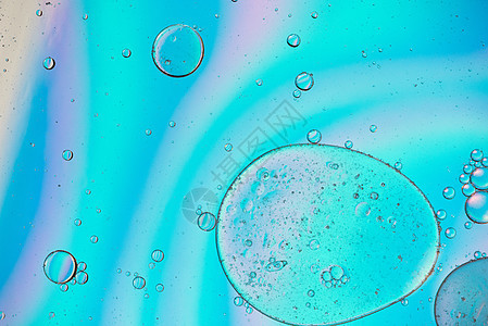 全息彩色抽象背景与油滴在水面上圆形艺术反射墙纸气泡宏观水滴创造力圆圈液体图片