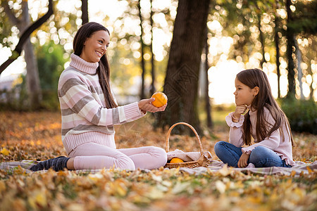公园中的家庭季节水果母亲篮子乐趣喜悦快乐叶子食物头发图片