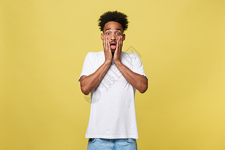 情感和人的概念兴奋的年轻非洲裔美国男子的肖像在震惊和惊奇中尖叫 手举在头上男人工人爆炸衬衫工作室学生快乐意外眼睛商业图片
