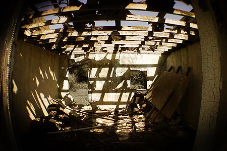被废弃建筑中的棕色破旧房间的鱼眼镜头 那里的阳光通过露天屋顶过滤而进入图片