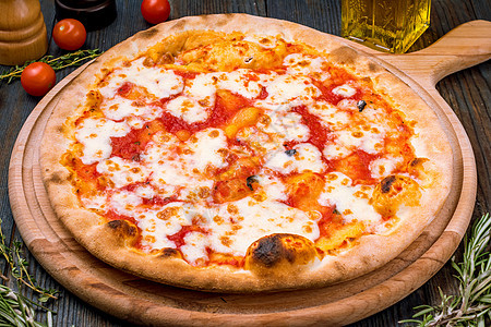 意大利披萨玛格丽塔配奶酪和番茄酱图片