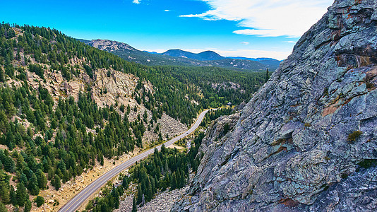 在松树山谷的高速公路旁边的石峰山 岩石峰峰图片