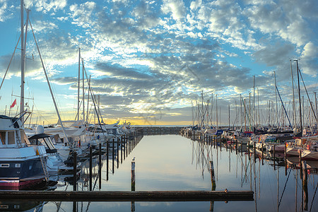 早上在码头搭乘游艇的码头日落海岸海洋太阳城市旅行航行建筑学蓝色闲暇图片