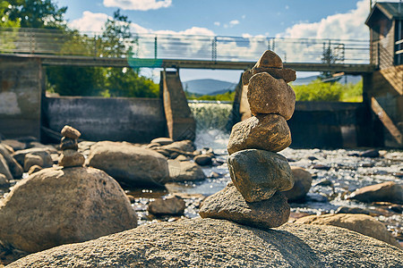 沿大坝河旁边有步行道的石头堆图片