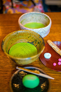传统京都风格的绿色茶甜点文化仪式桌子杯子古董抹茶饮料美食木头图片