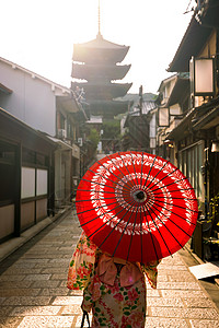 在京都老城 红伞横田的日本女孩地标城市寺庙旅游街道传统天际地区建筑学文化图片