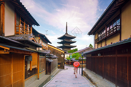 在京都老城 红伞横田的日本女孩宝塔寺庙文化浴衣女士地区街道传统景观地标图片