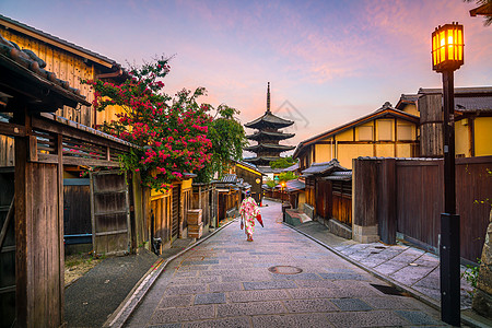 在京都老城 红伞横田的日本女孩神道天际传统地区建筑脚步神社旅行旅游浴衣图片