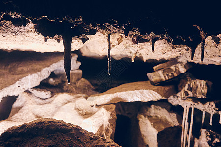 洞穴结构的黑暗照明 水滴滴石状物图片