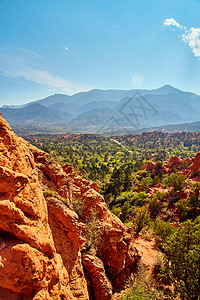 红色大岩石的垂直沙漠高山视图图片