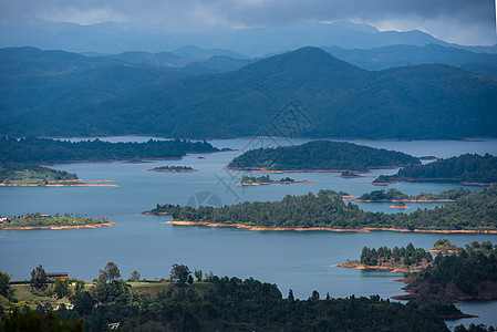 望着多层美丽的陆地水和地形国家地质学村庄天空纪念碑风景水路天线旅游树木图片