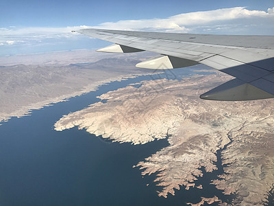 从Tahoe湖上空的飞机上看视窗气氛地球机翼翅膀环境空气天空天线山脊航拍图片