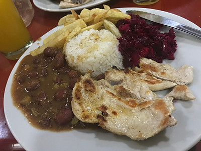 哥伦比亚传统菜菜 鸡鸡 豆子 大米 甜菜图片