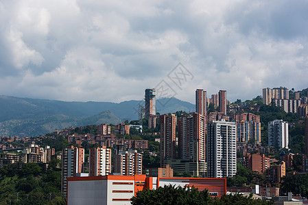 波哥大哥伦比亚村落和云层滚动的山丘图片