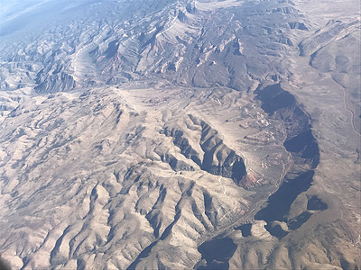 美国西部波浪纹理的飞机翼窗口视窗视图美国西部假期飞机地平线航空翅膀运输旅游天空高度阳光图片