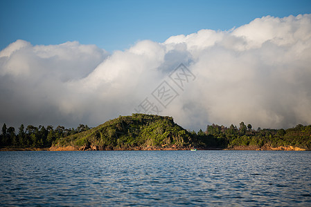 坐在小岛后面的一艘船上 满是乌云旅行大云风景全景蓝色天堂树木环境森林旅游图片