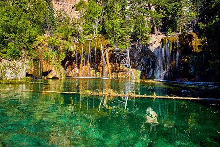 水晶清澈的长环湖 在石上方有瀑布图片