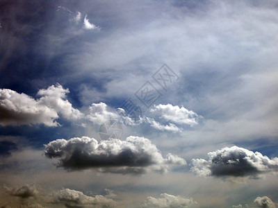 飘浮的乌云在灰蓝的天空中漂浮图片