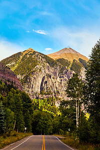 科技道路通往大山墙的开阔道路背景