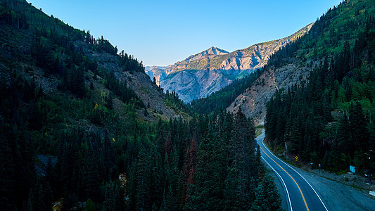 穿过边缘山谷的危险的道路横冲直行图片