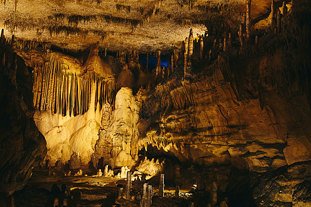 大型长毛象洞穴 内有累拉石和定律石图片