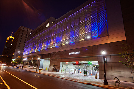晚上在市区市中心的大型停车场 有蓝色灯光图片