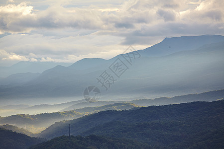 在阴天 山峰之间阴霾的斯莫基山脉景观 背景中隐约可见一座大山图片