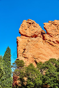 山地红岩图 对抗蓝天空和森林图片