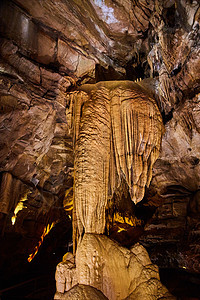 洞穴石化物中的垂直巨岩形成图片