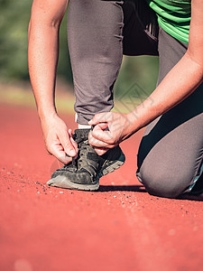 女人在穿鞋 早上定期训练和慢跑图片