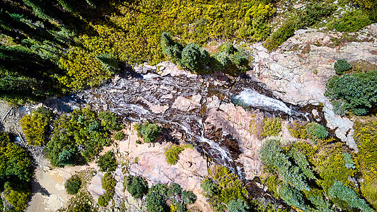 空中观望着两座瀑布 岩石上满是分散的树木图片