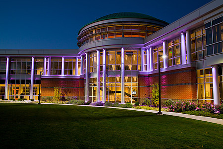 现代建筑的前门 许多窗户在黄昏时点亮紫色图片