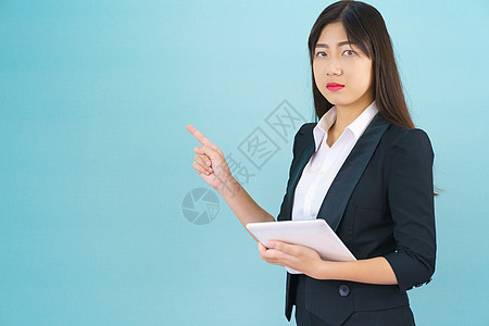 穿着西装的 Asain 女性站着使用数字平板电脑和手指衣服工具商业长发学生展示眼镜女士技术套装图片