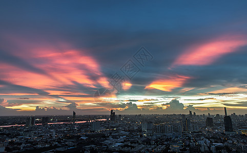 奇特的多彩日落天空 在Bangkok市上空摩天大楼上 黄昏时有明亮的灯光图片