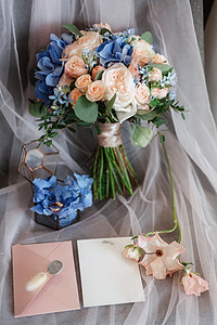 优雅的婚礼花束鲜鲜天然鲜花桌子装饰餐厅花朵派对庆典新娘白色婚姻接待背景图片