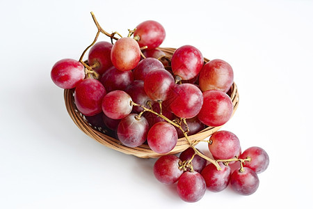 红葡萄在白种背景的旧篮子里 健康食物图片